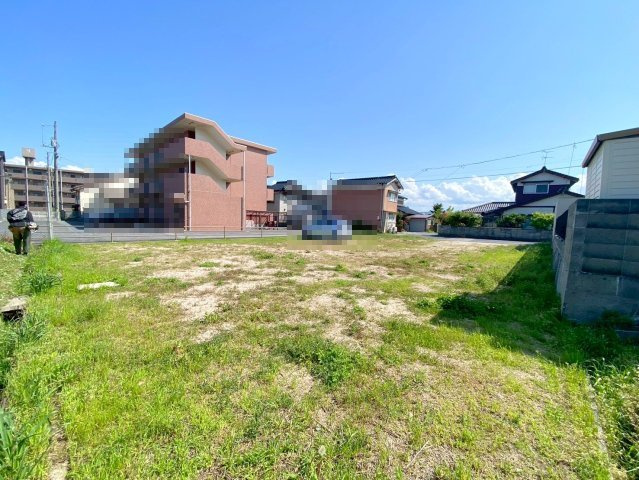 旗ヶ崎5丁目売土地（更地）の外観|南東方向の写真になります。隣地は賃貸マンションになりますが、距離があり圧迫感を感じない立地になります♪