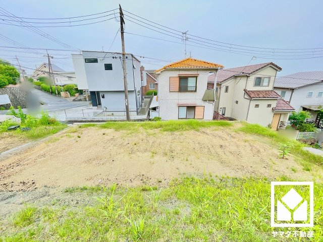 西宮市仁川町６丁目の外観|余裕のある北東側間口約8.2mで、駐車スペースや玄関アプローチが確保しやすく、間取りの自由度が高まります。