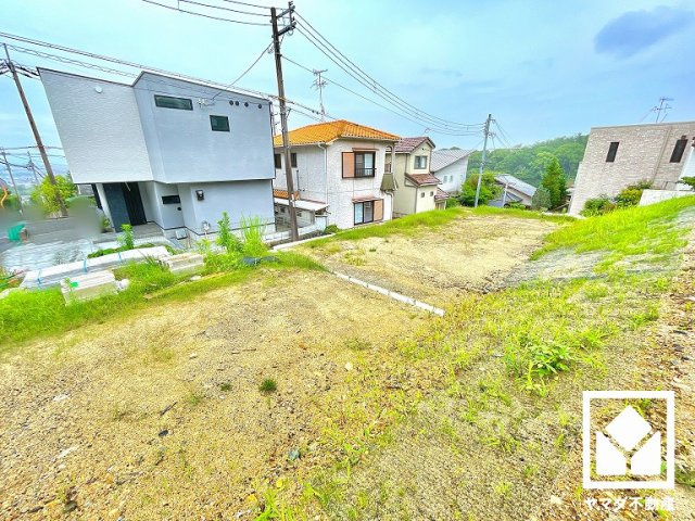 西宮市仁川町６丁目の外観|阪急バス「仁川高丸2丁目南」まで徒歩4分（約320m）の立地。日中の移動や週末のお出かけなど、ライフシーンに応じたスムーズな移動を叶える、ゆとりある住環境です。