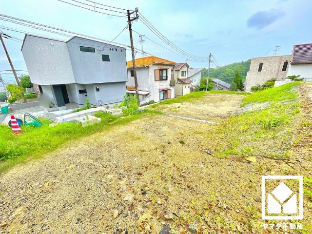 西宮市仁川町６丁目の外観|鉄棒やスプリング遊具がある「仁川高丸3丁目第2公園」まで徒歩4分（約300m）。車道から約25m離れた見通しの良い広場を備えており、お子様の飛び出しにも配慮しやすい環境で、子育て世帯の方にもお勧めです