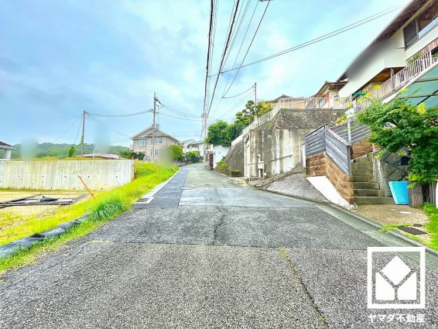 西宮市仁川町６丁目の前面道路含む現地写真|北東側前面道路幅員約6.1mとゆったりとした広さがあるのでファミリーカー等の車の出入りもしやすい立地です。