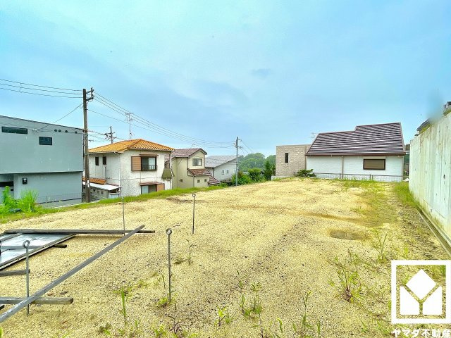 西宮市仁川町６丁目の外観|阪急バス「仁川高丸2丁目南」まで徒歩4分（約320m）の立地。日中の移動や週末のお出かけなど、ライフシーンに応じたスムーズな移動を叶える、ゆとりある住環境です。