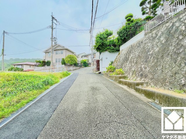 西宮市仁川町６丁目の前面道路含む現地写真|余裕のある間口約8mで、駐車スペースや玄関アプローチが確保しやすく、間取りの自由度が高まります。