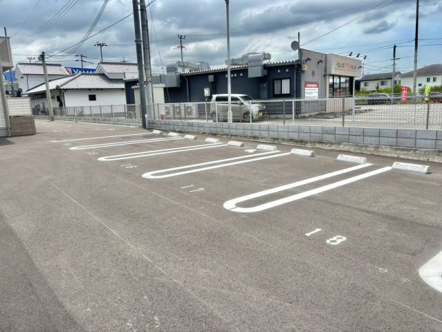 ハイムレトア飾東 B棟の駐車場