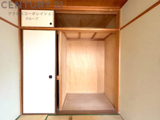 押入れは季節の衣類、寝具などを収納できます。伝統的な美しさと実用性が融合し、収納物を保護する調湿・換気効果があります。使い方によっては書類や小物なども効果的に整理でき空間を有効活用できます。