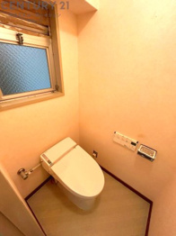 温水洗浄便座付トイレは温水洗浄機能により、暖かい水でおしりを洗浄することができ、冷たい水を使う従来の便座に比べ、温水洗浄機能で暖かいトイレを提供し、快適な使用を可能にします。