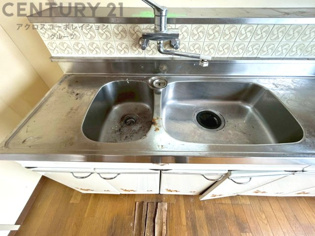 大きなシンクでお鍋などの大きな調理器具を洗う際にも便利です。
