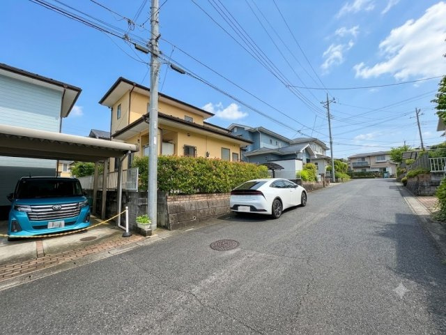 小川町みどりが丘４丁目　中古戸建の前面道路含む現地写真|北東側約6ｍ公道に約13.32ｍ接する