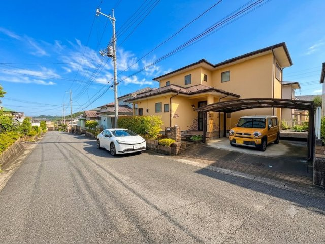 小川町みどりが丘４丁目　中古戸建の前面道路含む現地写真|北東側約6ｍ公道に約13.32ｍ接する