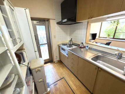 小川町みどりが丘４丁目　中古戸建のキッチン|勝手口もあり広くお料理しやすいキッチンです