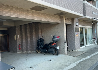 【庭】 | グランヴァン町田 | 物件によっては、入居者が個人的に使用できる専用庭がついているものもあります。また、住宅の中にある土間の部分を庭と呼ぶこともあります。庭の用途は住む人によって変わり、それによってデザインもさまざまです。