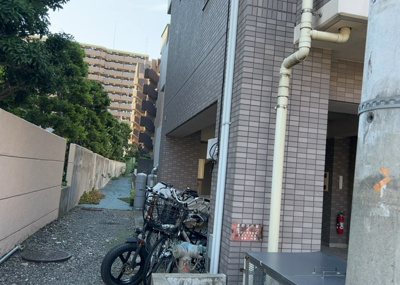 【中庭】 | グランヴァン町田 | 中庭（パティオ）とは、一つの建築物の内部に設けられた、壁などで囲われている庭のことを指します。コの字型、ロの字型が主流ですが、L字型の中庭もあります。最近では、インテリア性の高さからも人気があります。