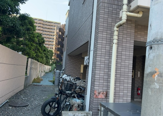 【中庭】 | グランヴァン町田 | 中庭（パティオ）とは、一つの建築物の内部に設けられた、壁などで囲われている庭のことを指します。コの字型、ロの字型が主流ですが、L字型の中庭もあります。最近では、インテリア性の高さからも人気があります。