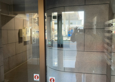 【受付】 | グランヴァン町田 | 受付はマンションコンシェルジュがいる場合もあれば、管理人が滞在する小部屋を総称して呼ぶことがあります。主にエントランスに設置されていることから、防犯面でも期待ができます。防犯設備がない場合はより安心！
