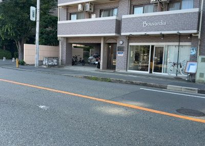 【外観】 | グランヴァン町田 | 隣家の土地はどうなっているのか、生活利便施設が近くにあるのか、学校まで近いかなど、お客様のライフスタイルにあわせたイメージが重要です。また、近くにあると困る施設が近くにないかも確認するといいでしょう。