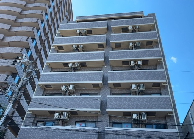 【現況写真】 | グランヴァン町田 | 道幅が広い場所は日当たりや風通が良好です。幅が広いのですれ違いも可能ですし大きな車でも駐車可能！一方で、大型車が通ることも多くなるため交通量の増加により騒音に繋がります。また土地の値段が高くなります。