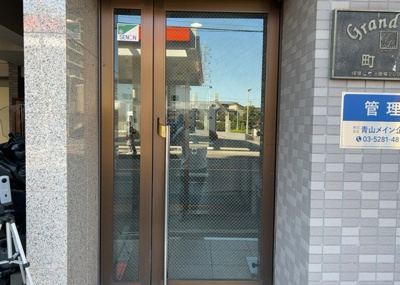 【玄関】 | グランヴァン町田 | 玄関は家の顔でもあり、家族以外の目にも止まる場所です。玄関は外との間を仕切る扉、靴などをしまっておく収納スペース、靴脱ぎのたたきスペース、来客とのやり取りをするドアホンなど複数のアイテムからなります。