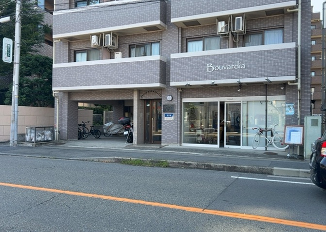 【外観】 | グランヴァン町田 | 外観はマンション管理がされているかの目安になります。築年数が古いと、壁面は劣化してひび割れが生じることも！建物が古びていても細かいところが修繕されていると、きちんと管理されているなぁと感じるでしょう。