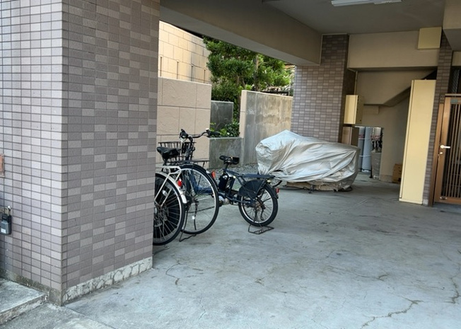 【駐車場】 | グランヴァン町田 | 車一台あたりに必要なスペースは、標準サイズの普通自動車で横幅2m50cm、長さ5mは必要になります。ただし、乗降のことも考慮して横幅3m30cm、長さ5m50cmほどは確保できるところを選びましょう。