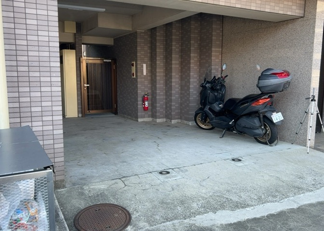 【駐車場】 | グランヴァン町田 | 駐車場と明記されていても、最小スペースでつくられた駐車場だと大型車は駐車できなかったり、出入りしにくくなったりする可能性があります。お車のサイズと購入したい物件の駐車場のサイズを現地で確認しましょう。