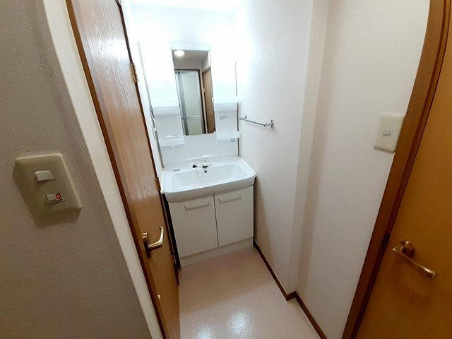 ラフィーネ堀ノ内の洗面所|明るい洗面所です