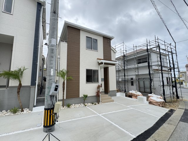宜野湾市嘉数（全8棟）B号棟の外観|B号棟　並列駐車3台還付オシャレな植栽付き♪