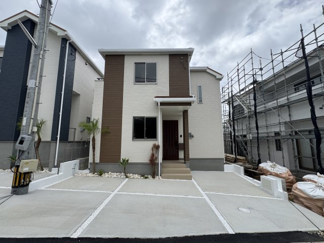 宜野湾市嘉数（全8棟）B号棟の外観|B号棟　並列駐車3台還付オシャレな植栽付き♪