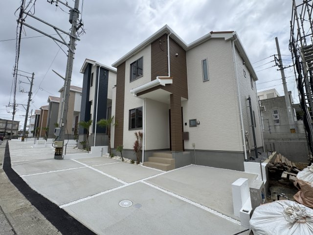 宜野湾市嘉数（全8棟）B号棟の外観|B号棟　並列駐車3台可♪オシャレな植栽付き♪
