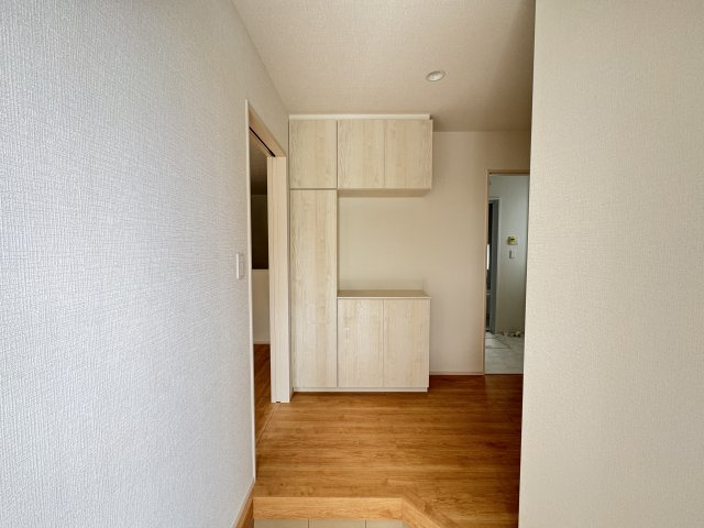 宜野湾市嘉数（全8棟）B号棟の玄関|B号棟　十分な収納付き玄関♪