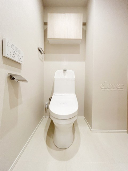 【トイレ】 | パラスト青葉台 | 温水洗浄便座付き　上部に収納を備えたトイレです。自宅の中でも最もプライベートな空間だからこそ、ほしい「落ち着き」がここにあります。～即日のご見学可能～　お問合せはお気軽にどうぞ。