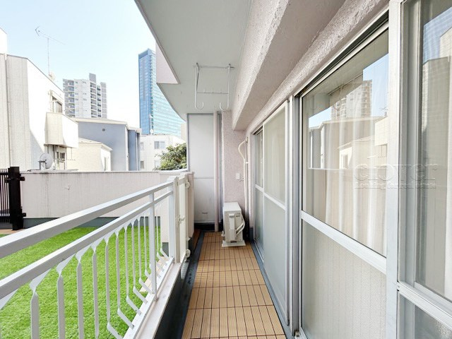 【バルコニー】 | パラスト青葉台 | バルコニーの様子。ここからの眺めが、日々のストレスを発散してくれることでしょう。ちなみにバルコニーは専有部分ではなく「共用部分」の扱いです。～即日のご見学可能～　お問合せはお気軽にどうぞ。