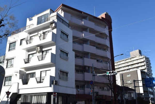 【外観】 | パラスト青葉台 | 手入れの行き届いた外壁やエントランスなど、「見ればわかる」レベルで清潔感を保ったマンションです。築年数を感じさせない姿で皆様をお出迎えします。～即日のご見学可能～　お問合せはお気軽にどうぞ。