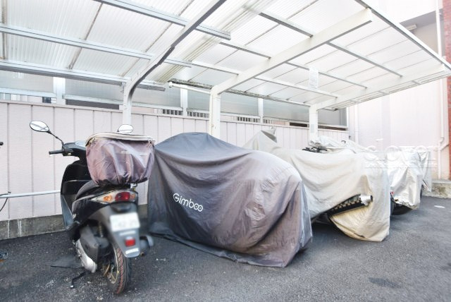 【駐車場】 | パラスト青葉台 | バイク置き場。空き区画の有無や駐輪料金、サイズおよび排気量規定などについては、改めてお問い合わせください。～即日のご見学可能～　お問合せはお気軽にどうぞ。