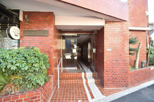 【エントランス】 | パラスト青葉台 | お客様を、そして住人を出迎えてくれるマンションのエントランス。ゴミが落ちていないことからも、管理状態の良さや住民の節度の高さが見て取れます。～即日のご見学可能～　お問合せはお気軽にどうぞ。