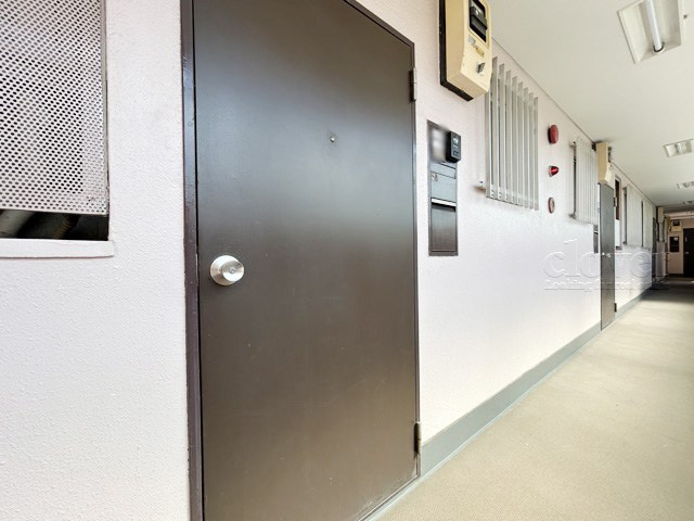 【その他共用部分】 | パラスト青葉台 | 皆様をお迎えする、お部屋の玄関ドア。開けやすさや開放角度、ドアノブの操作しやすさや鍵の形状などを、現地で一度ご確認ください。～即日のご見学可能～　お問合せはお気軽にどうぞ。
