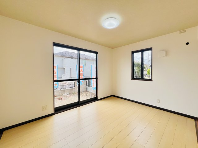 前橋市鳥取町の洋室|玄関入ってすぐの洋室は、キッズスペースや家事スペースとしても◎