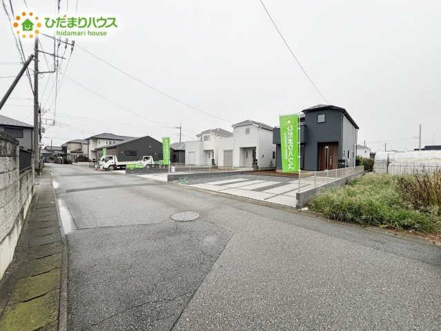 野田市木間ケ瀬1期　新築戸建　2号棟の前面道路含む現地写真|前面道路も幅が広いため車庫入れも安心です(^^)/							

