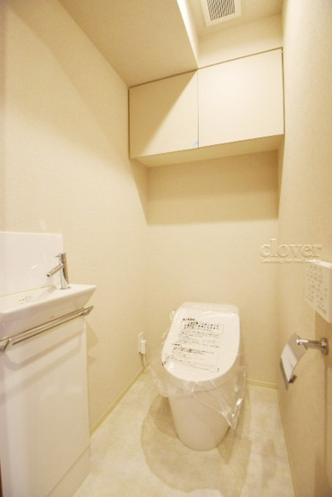 【トイレ】 | オープンレジデンシア両国森下 | 温水洗浄便座付き　トイレはもともと個人の領域である自宅の中でも、最もプライベートな空間です。だからこそ、ほしい「落ち着き」がここにあります。～即日のご見学可能～　お問合せはお気軽にどうぞ。