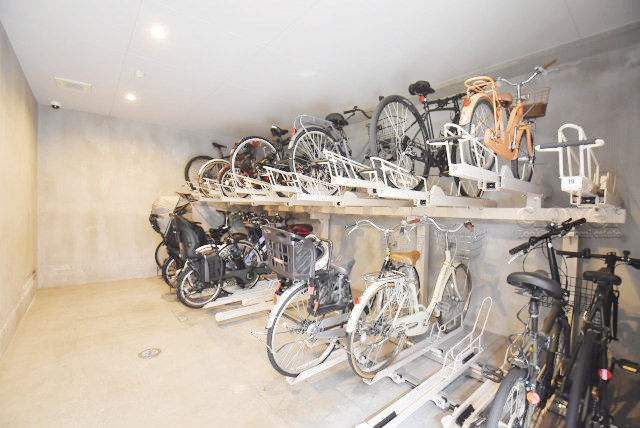 【駐輪場】 | オープンレジデンシア両国森下 | 自転車置き場。マンションの共用部にあたります。空きの有無や駐輪料金、各戸の台数制限などについては、改めてお問い合わせください。～即日のご見学可能～　お問合せはお気軽にどうぞ。