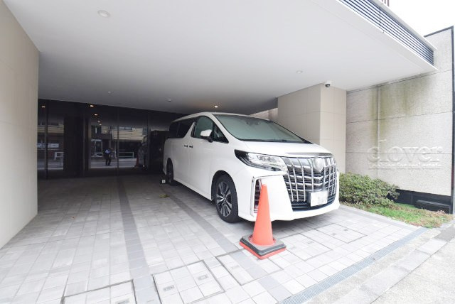 【駐車場】 | オープンレジデンシア両国森下 | マンションの駐車場スペース。空きの有無や駐車料金、サイズ規定などについては、改めてお問い合わせください。～即日のご見学可能～　お問合せはお気軽にどうぞ。