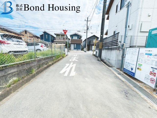JR魚住駅徒歩11分　駐車並列2台　魚住町錦が丘　新築戸建の前面道路含む現地写真