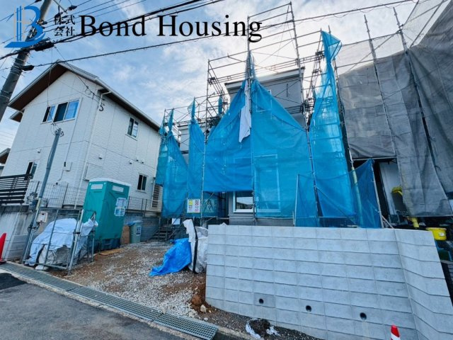 JR魚住駅徒歩11分　駐車並列2台　魚住町錦が丘　新築戸建の前面道路含む現地写真