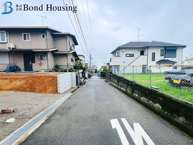 JR魚住駅徒歩11分　駐車並列2台　魚住町錦が丘　新築戸建の前面道路含む現地写真