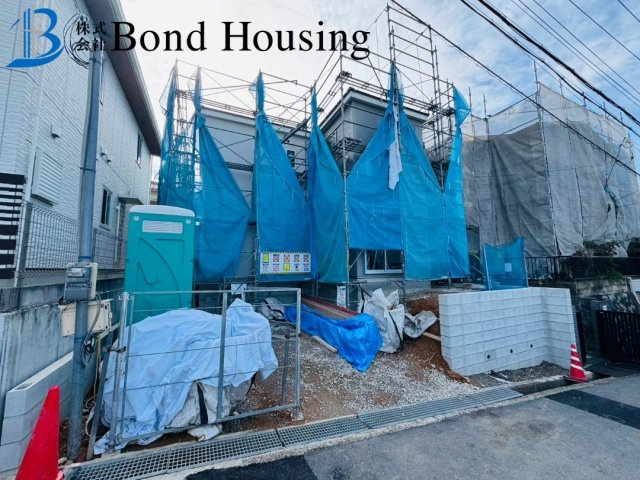 JR魚住駅徒歩11分　駐車並列2台　魚住町錦が丘　新築戸建の前面道路含む現地写真