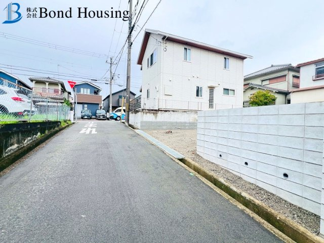 JR魚住駅徒歩11分　駐車並列2台　魚住町錦が丘　新築戸建の前面道路含む現地写真