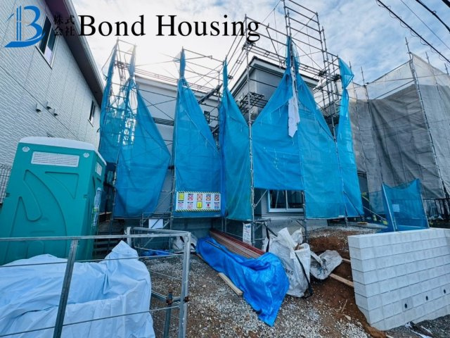 JR魚住駅徒歩11分　駐車並列2台　魚住町錦が丘　新築戸建の前面道路含む現地写真
