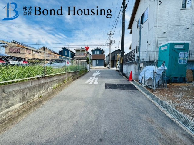 JR魚住駅徒歩11分　駐車並列2台　魚住町錦が丘　新築戸建の前面道路含む現地写真