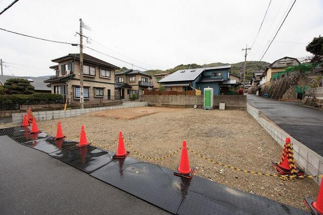 北九州市若松区宮丸１丁目の新築一戸建の前面道路含む現地写真| 