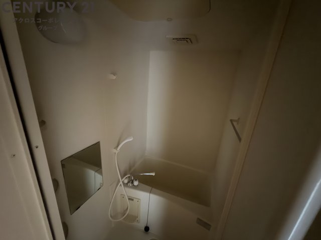 鏡付きで使いやすいお風呂です♪
