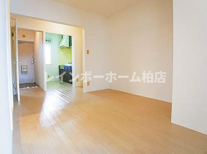 【仲介手数料：50％OFF】対象物件！の居間・リビング|こちらの居間で趣味の時間をお楽しみください
